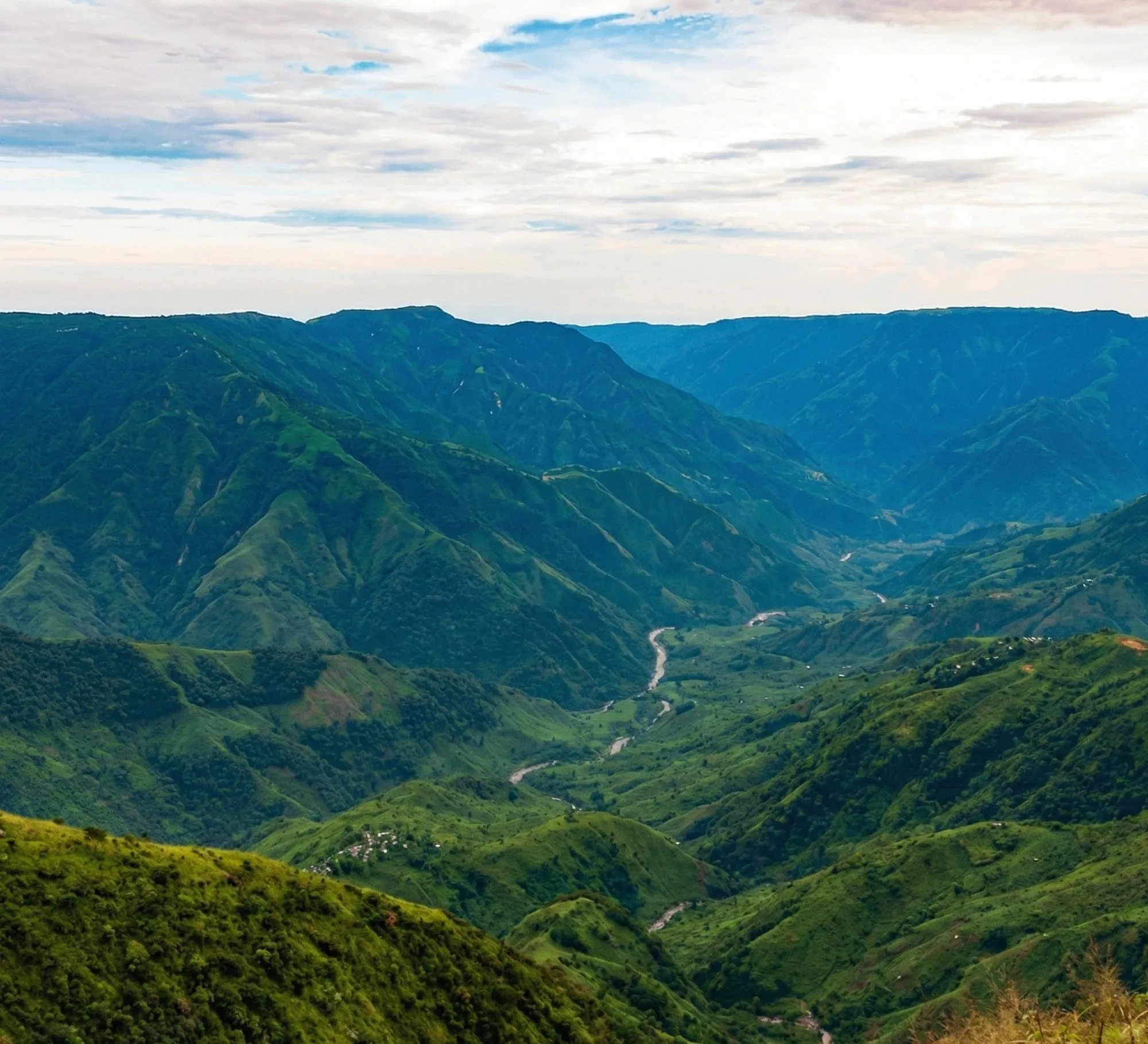 Cherrapunji Travel Guide: Waterfalls, Caves & Root Bridges